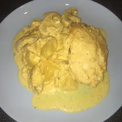 Запечённая куриная грудка с грибами и картофелем в сметанном соусе