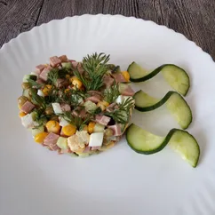 Салат с кукурузой и горошком