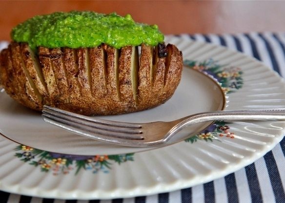 Картофель-хассельбек с соусом песто