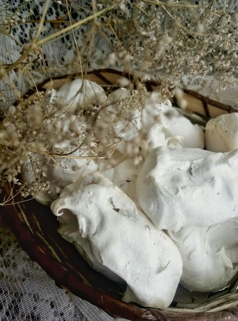 Воздушное безе с орешками и кусочками шоколада