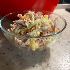 Салат с курицей, ветчиной и корейской морковью