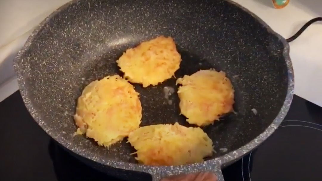 Картофельные драники с ветчиной и сыром