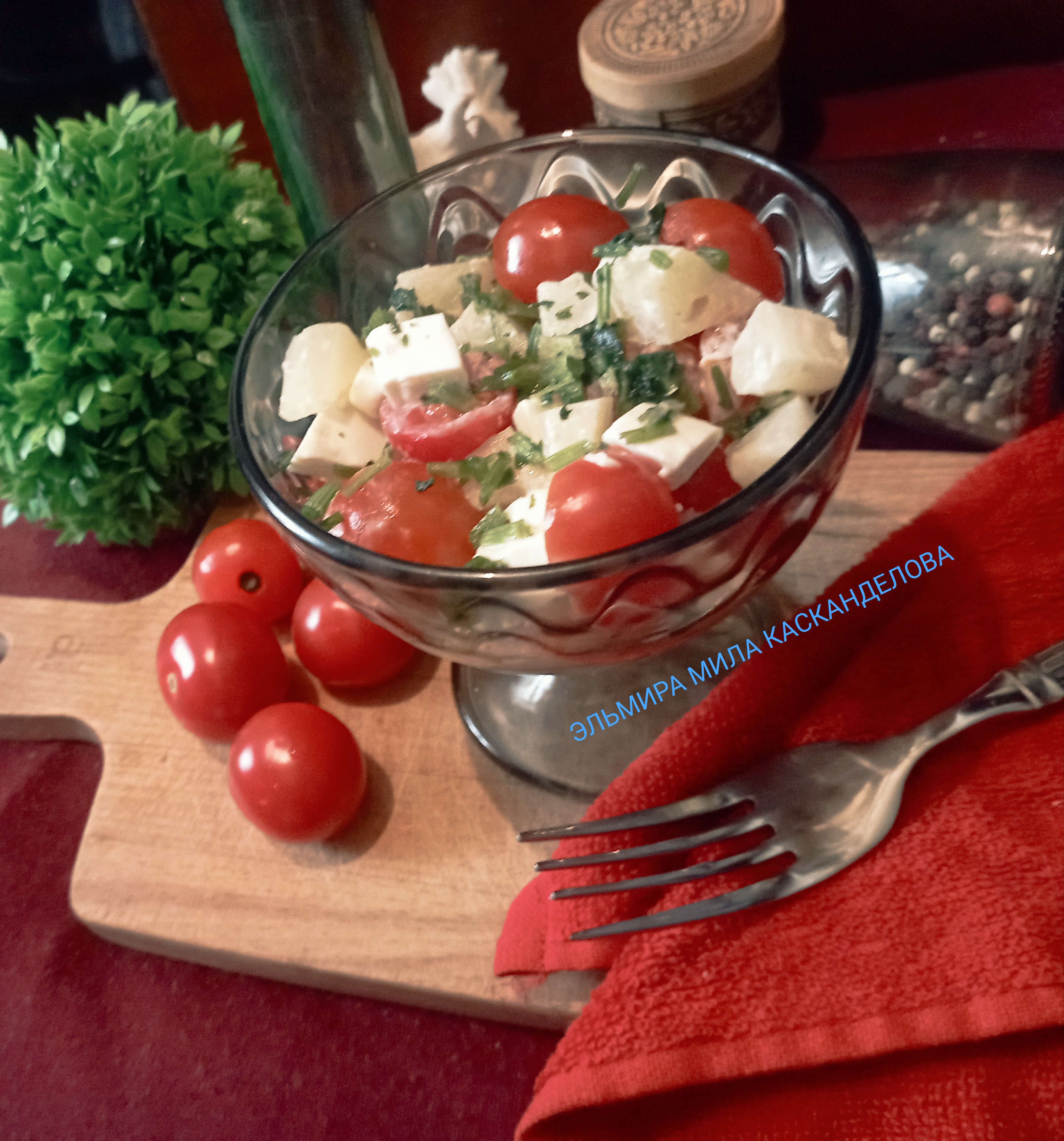 Салат с ананасом, помидорами и сыром