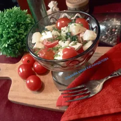 Салат с ананасом, помидорами и сыром
