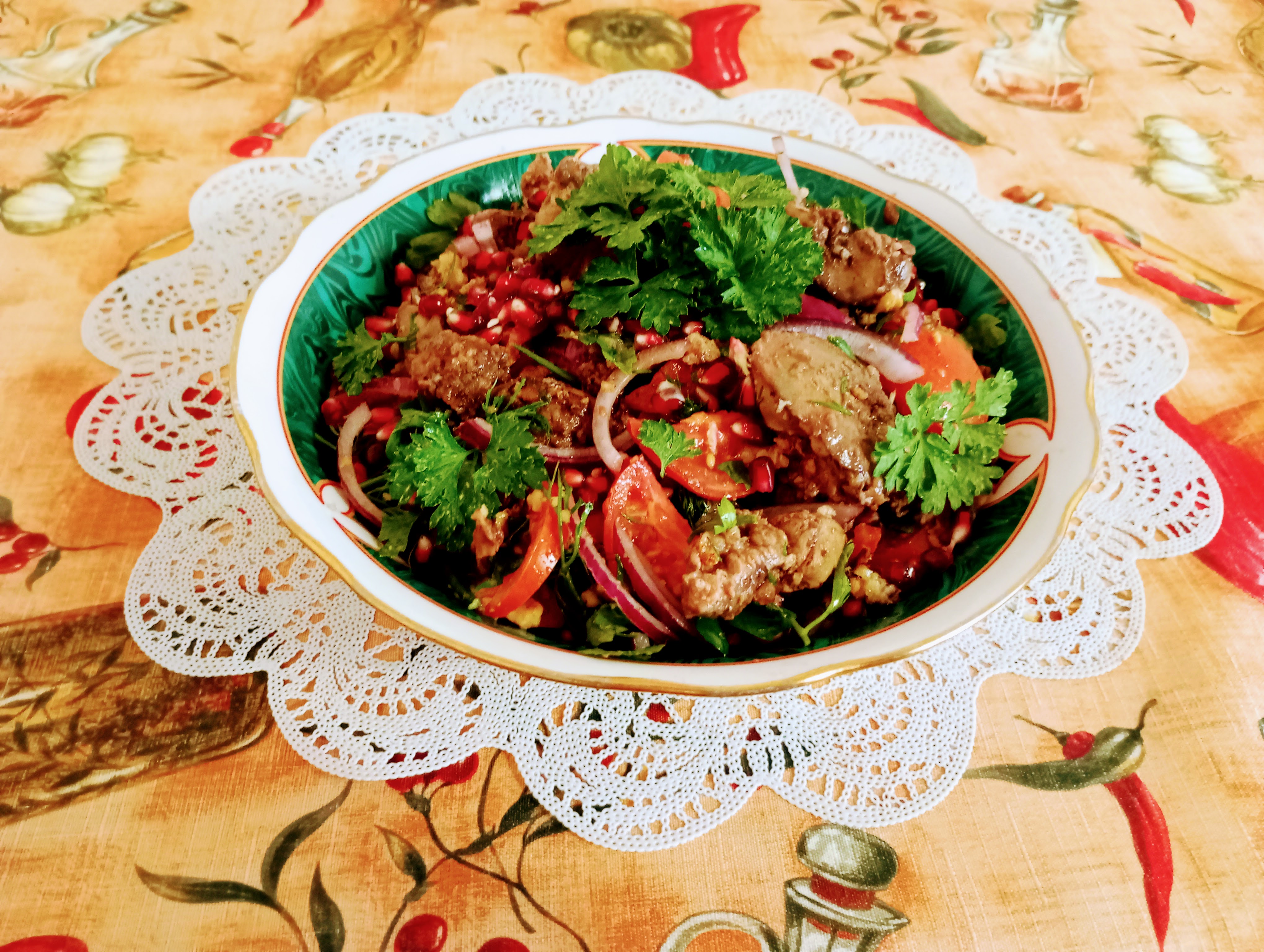 Салат из куриной печени  с помидорами, орехами и гранатом 