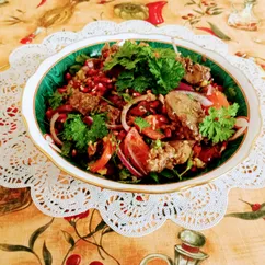 Салат из куриной печени  с помидорами, орехами и гранатом 