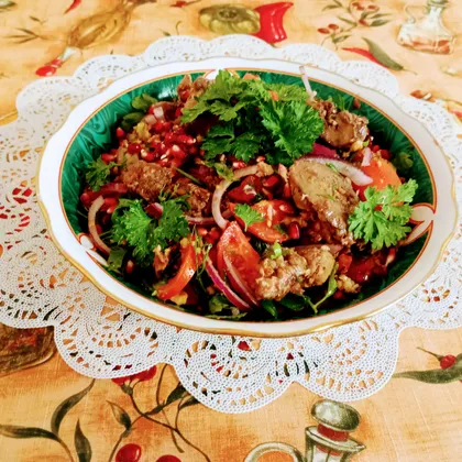 Салат из куриной печени с помидорами, орехами и гранатом