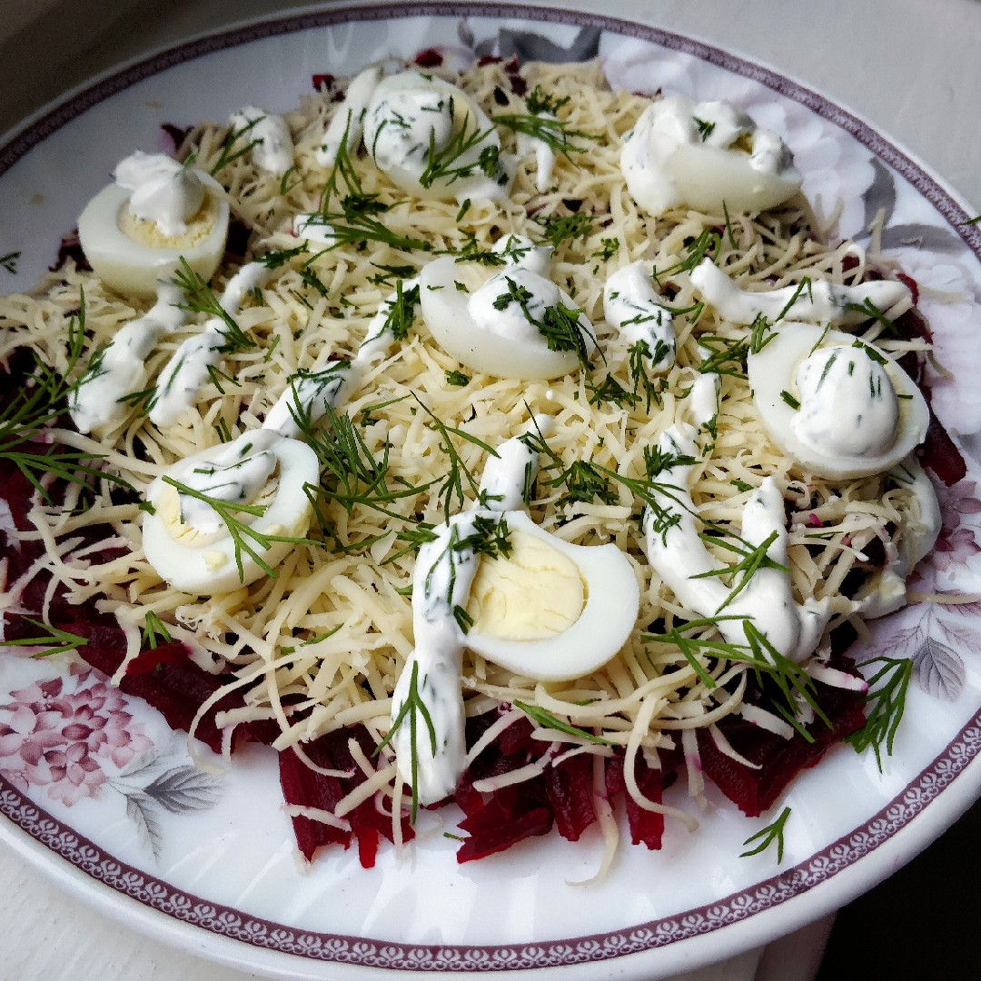 Салат со свеклой, сыром и перепелиными яйцами