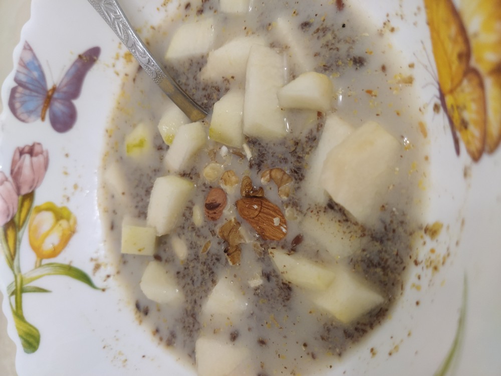 Льняная каша с орешками и грушей