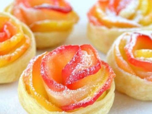 Слойки с яблоками