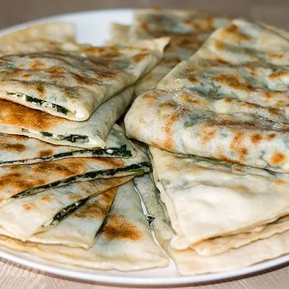 Турецкие лепешки Гёзлеме с зеленью и сыром