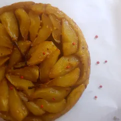 Tarte Tatin с грушами, корицей и розовым перцем