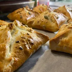 СЛОЙКИ (конвертики) С СЫРОМ, ЗЕЛЕНЬЮ И ЯЙЦОМ🧀🌱🥚