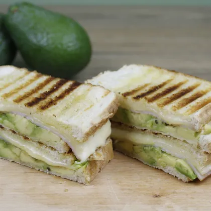 Сэндвич с сыром и авокадо
