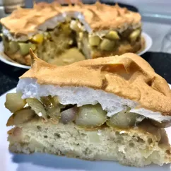 Пирог с карамелизированной грушей и безе 🥧