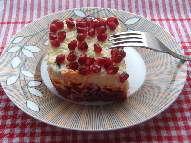 Салат со свеклой, морковью, сыром с чесноком и гранатом
