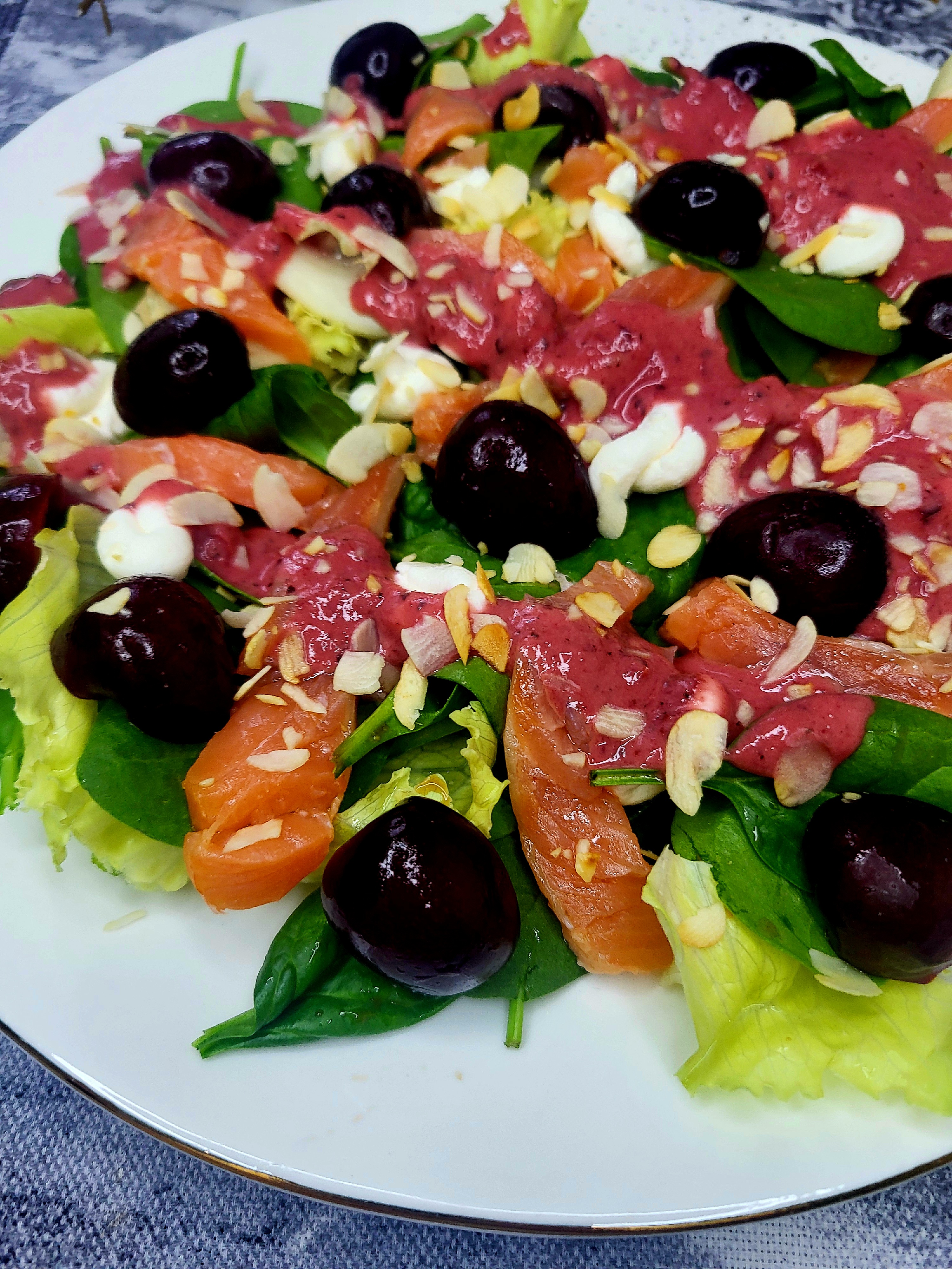Салат с красной рыбой и соусом из черешни