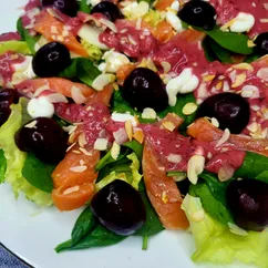 Салат с красной рыбой и соусом из черешни