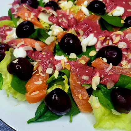 Салат с красной рыбой и соусом из черешни