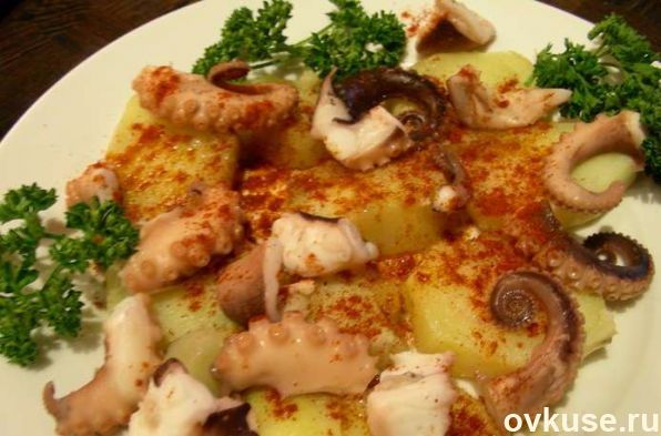 Осьминог по-испански с паприкой, солью и оливковым маслом