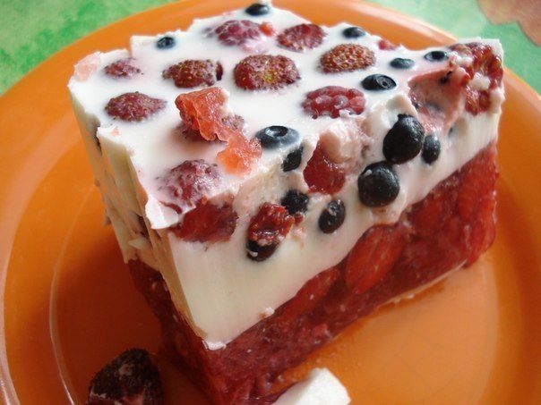 Торт с ягодами в сметанном желе