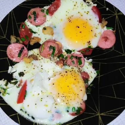 Яичница-глазунья с сосисками и шкварками на завтрак