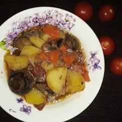 Жаркое с куриными сердечками и грибами