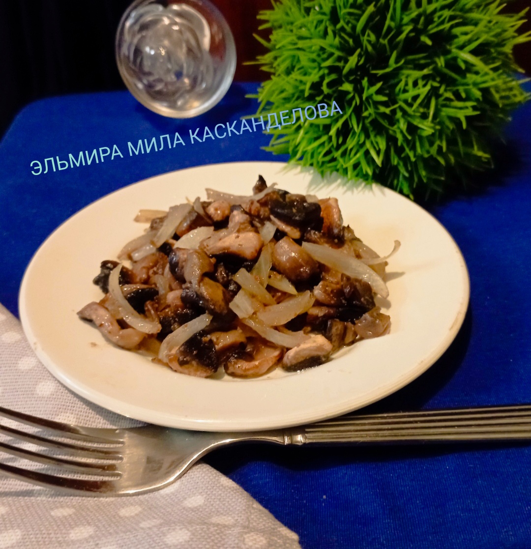 Жареные шампиньоны с луком на сковороде