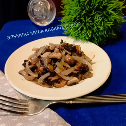 Жареные шампиньоны с луком на сковороде