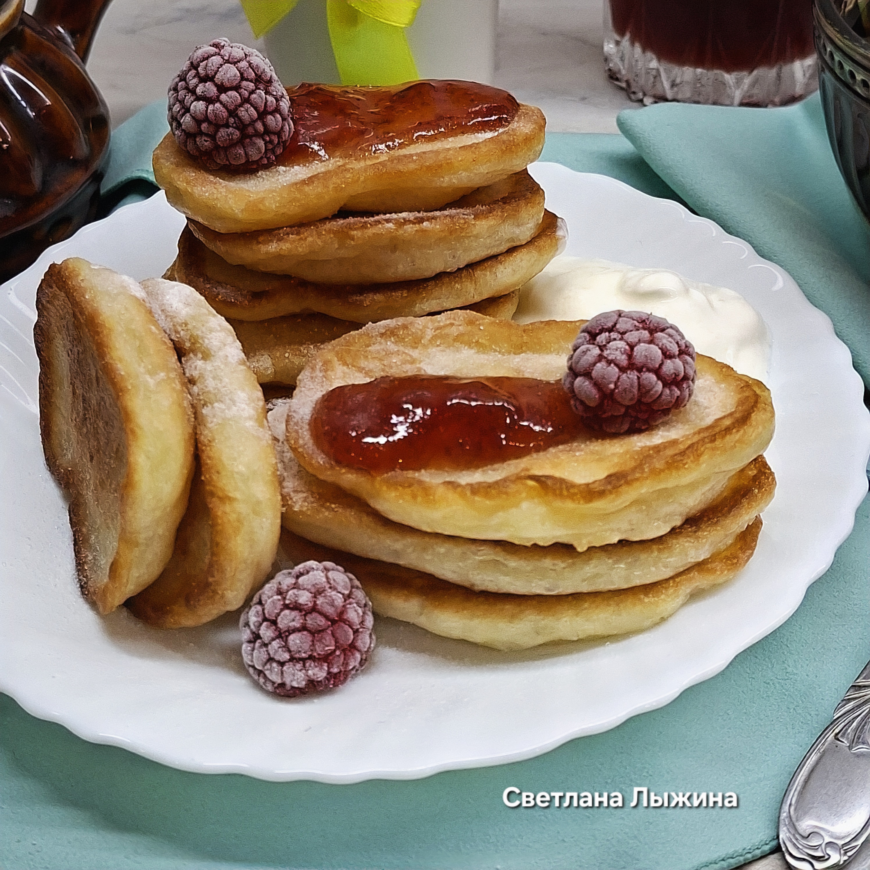 Пышные оладьи на кислом молоке с дрожжами