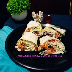 Рулет из лаваша с красной рыбой, яйцом и сыром 