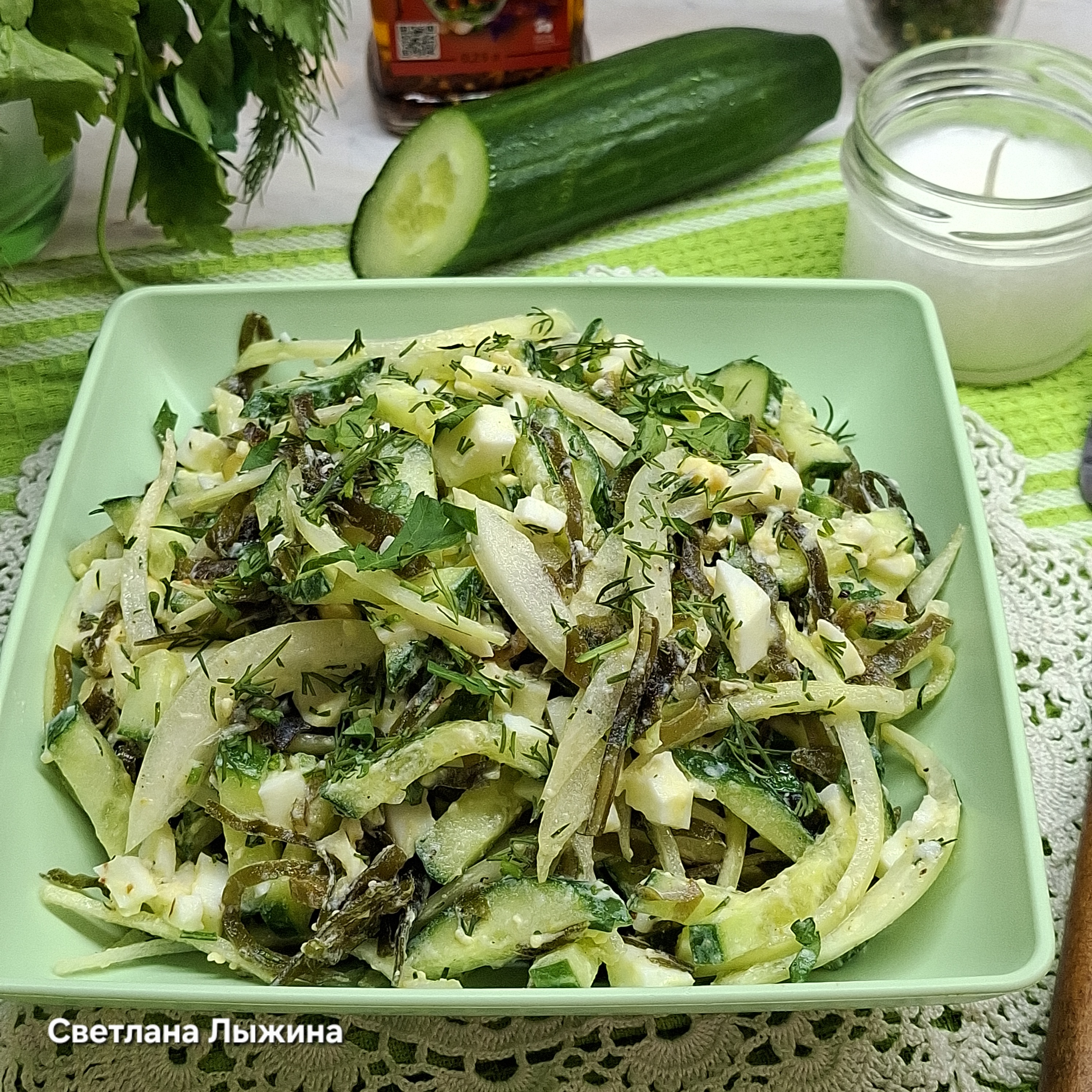 Салат из морской капусты с огурцом, яйцом и луком