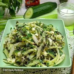 Салат из морской капусты с огурцом, яйцом и луком