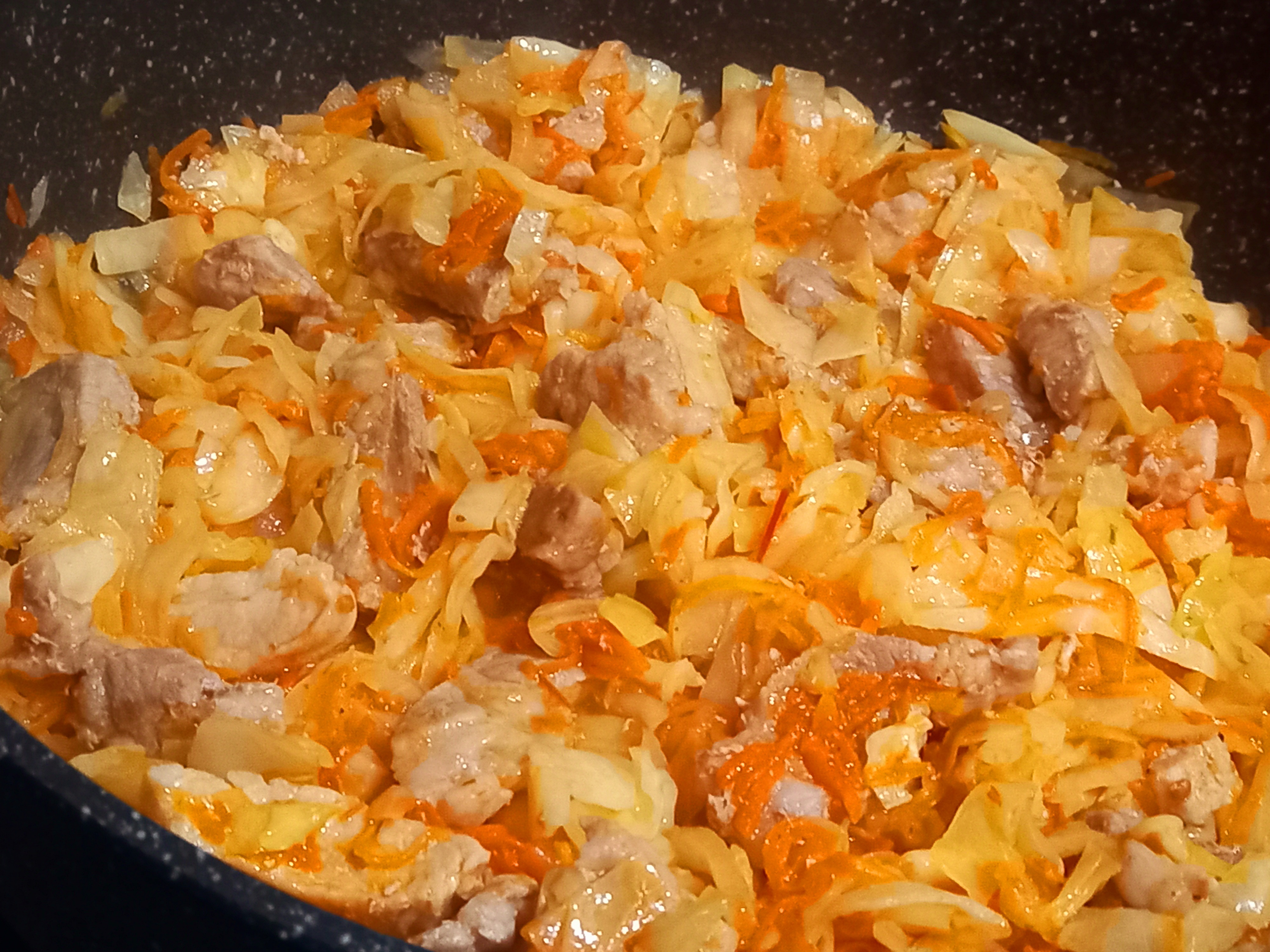 Капуста жареная со свининой