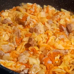 Капуста жареная со свининой