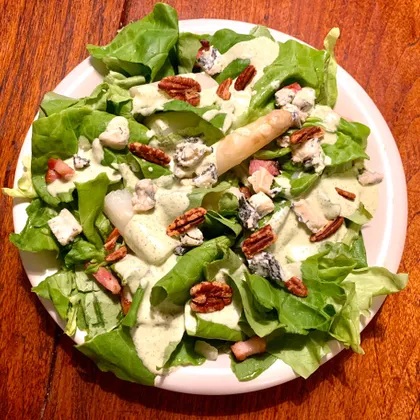 Салат с белой спаржей, беконом, горгонзолой и грецкими орехами