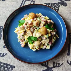 Салат с красной фасолью, яйцами и маринованными шампиньонами