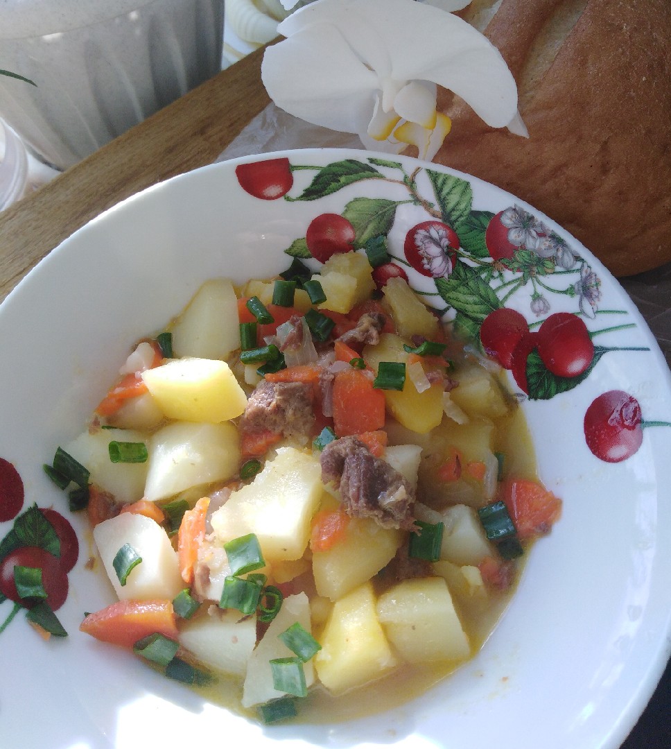Тушёный картофель с говяжьей тушенкой🤤