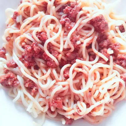 Спагетти по-итальянски в томатно-базиликовом соусе