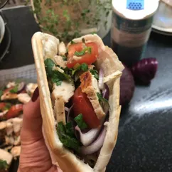 Гирос в пите с курицей и овощами🌮