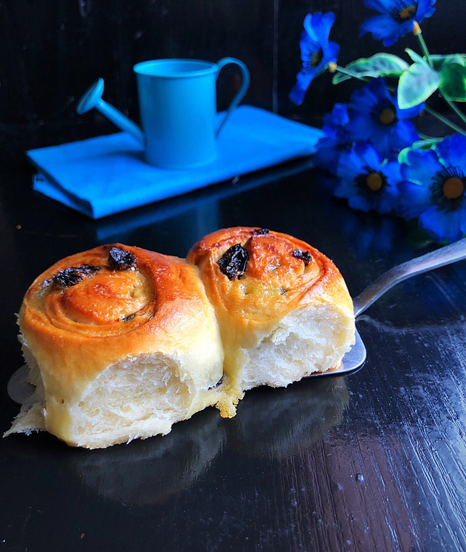 Булочки сахарные с изюмом