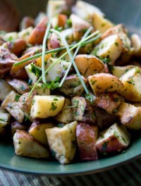 Салат из молодой картошки, шампиньонов и зелёного горошка