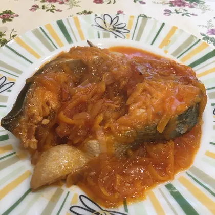 Красная рыба тушеная в томатной пасте с морковью