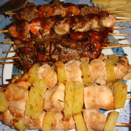 Шашлычки ананас с куриной грудкой и креветки с горбушей