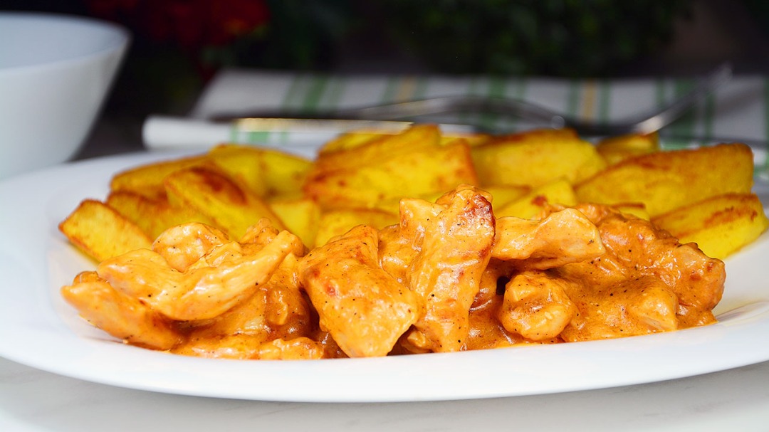 Фальшивый бефстроганов из куриной грудки за 30 минут