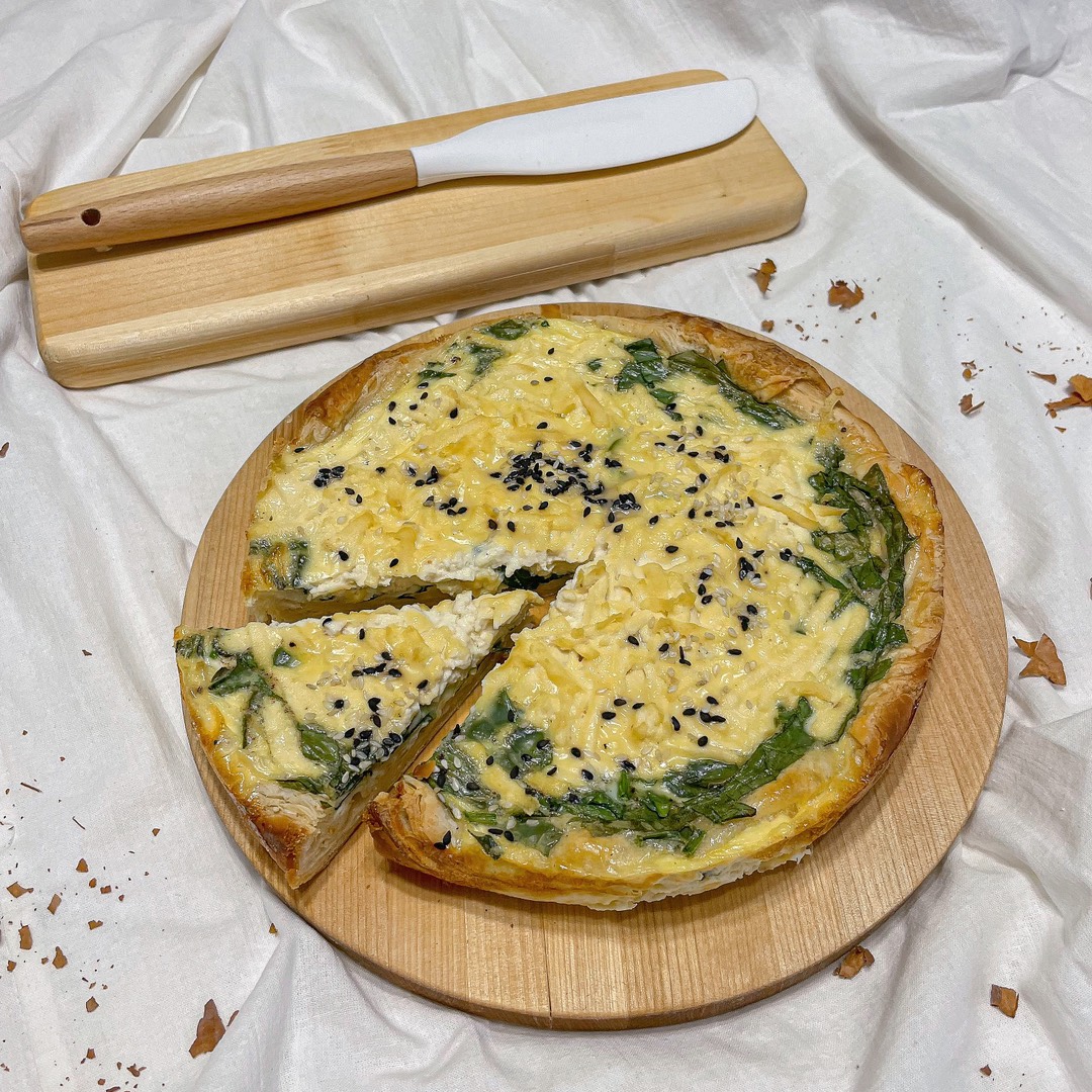 Слоеный пирог со шпинатом и сыром из готового теста слоеного