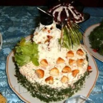 Новогодний закусочный торт с форелью «Снеговик»