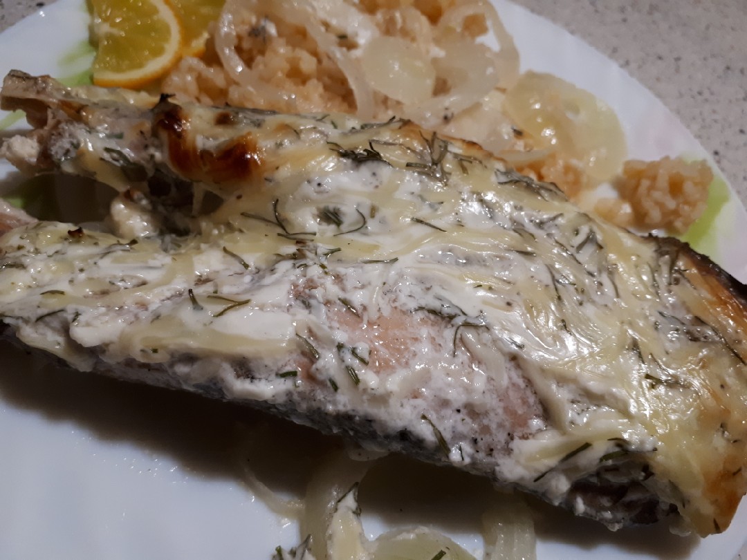 Запеченный лосось под сырным соусом