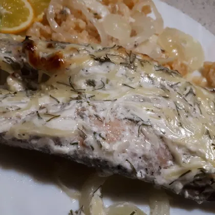 Рыбка семга под сырно- сметанным соусом на луковой подушке😊