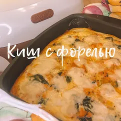 Киш с форелью и шпинатом